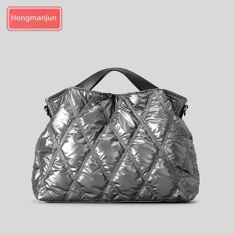 Down Bag Tote чанта – полиестер, хоризонтална квадратна форма, цип за откриване, вътрешни джобове: джоб с цип, джоб за телефон, допълнителен джоб с цип; с един рамен ремък
