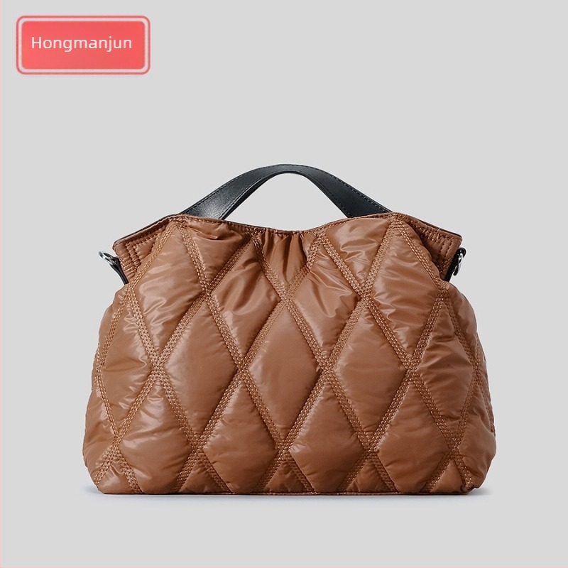Down Bag Tote чанта – полиестер, хоризонтална квадратна форма, цип за откриване, вътрешни джобове: джоб с цип, джоб за телефон, допълнителен джоб с цип; с един рамен ремък