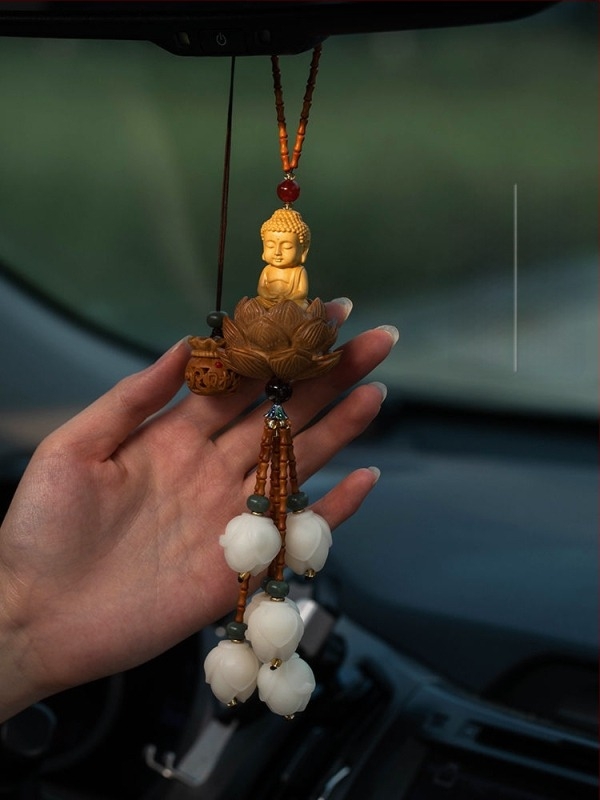 Подвесен декор за кола: карикатурна висулка Бодхи Будда с мотив на магнолия, сплав, ароматизираща функция