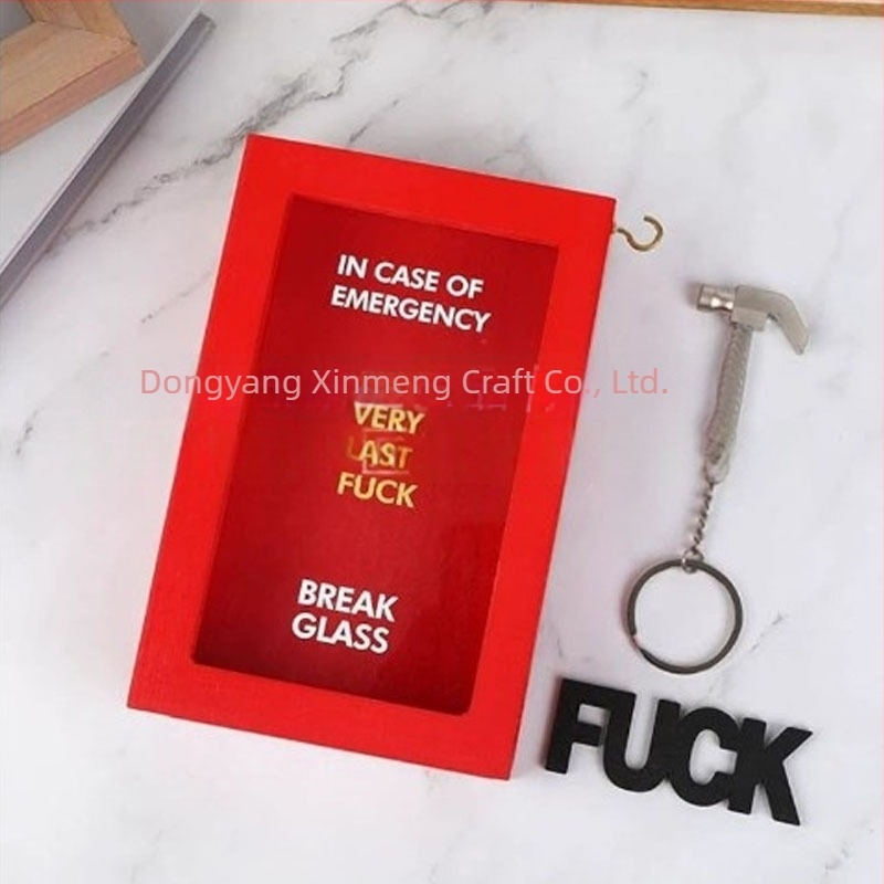 Дървен орнамент със спешна кутия и чук, код A004, марка Xin meng, гравиране, печат с мастило, 145 g