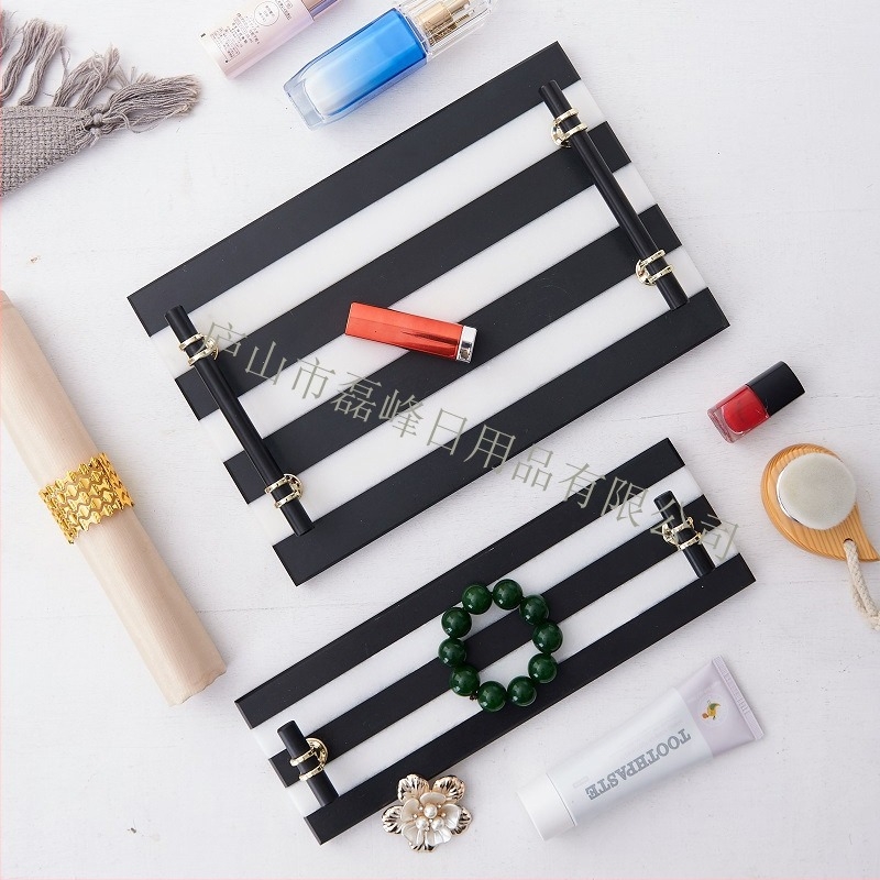 Мраморна квадратна тава с огледално полирана повърхност, модерен минималистичен дизайн, възможност за персонализация