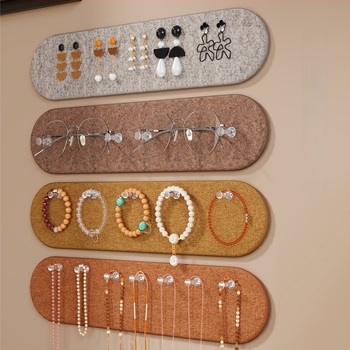 Стелаж за бижута със фетров панел, многофункционална стенна декорация, четири нива за огърлици, гривни и обици, монтаж върху стена със вакуумни чашки