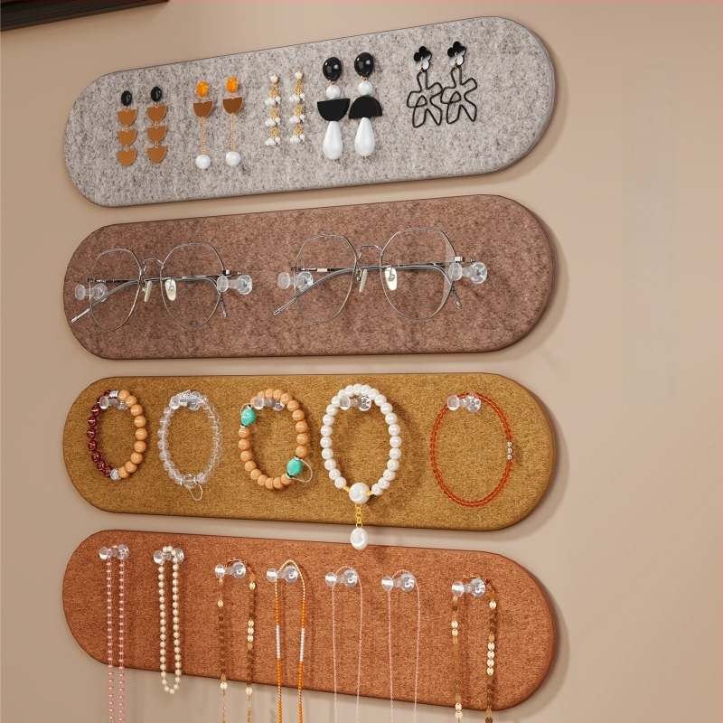 Стелаж за бижута със фетров панел, многофункционална стенна декорация, четири нива за огърлици, гривни и обици, монтаж върху стена със вакуумни чашки