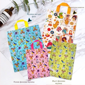 Пластмасова чанта за магазин за детски дрехи, сладък карикатурен дизайн и персонализирано лого в луксозен стил — двуслойна конструкция; за опаковка подаръци; дневно производство 100000; толеранс 0.001