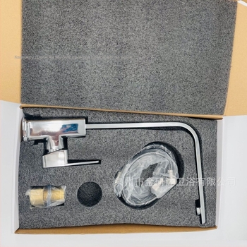 Кухненски смесител с дизайн на квадратна плоска тръба и седемобразен профил; модел JYM-013; неръждаема стомана; керамичен клапан; вертикално монтиране; повдигащ механизъм за отваряне; смесител за гореща и студена вода.