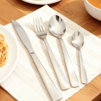 Комплект прибори за хранене от неръждаема стомана 410 — чайна лъжичка, лъжица, вилка, нож за хранене и нож за стейк