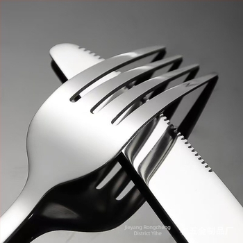 Комплект прибори за хранене от неръждаема стомана 410 — чайна лъжичка, лъжица, вилка, нож за хранене и нож за стейк