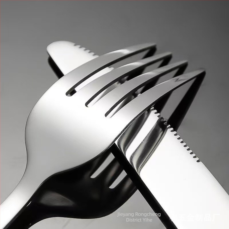 Комплект прибори за хранене от неръждаема стомана 410 — чайна лъжичка, лъжица, вилка, нож за хранене и нож за стейк