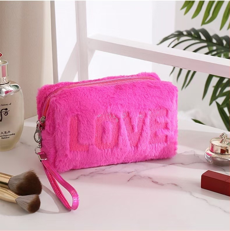 Козметична чантичка от плюш за пътуване — пухкава текстура, урбанистичен стил, водоустойчиви и антибактериални свойства, подплата полиестер