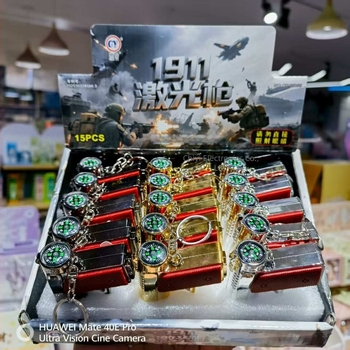 Многофункционално играчково пистолетче с LED светлина, инфрачервено лазерно оръжие и компас-висулка; пластмасов корпус; за възраст 14+, интерактивна