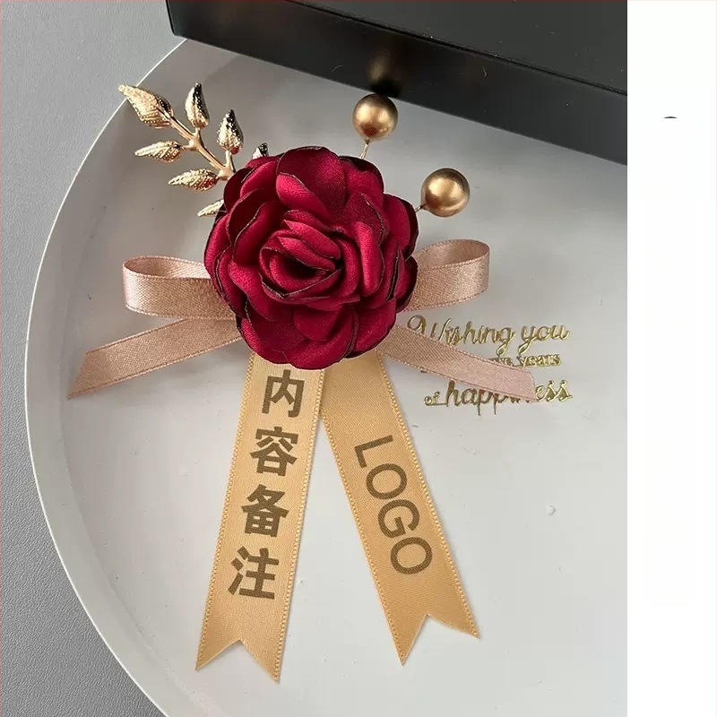 Магнитна кокарда с цвете от коприна и лого на компанията, самозалепваща се; подходяща за откриването на церемонии и за бизнес подаръци, рекламни подаръци и подаръци за срещи.