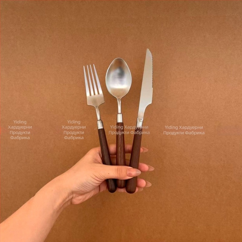 Комплект прибори за хранене от 304 неръждаема стомана с орехова дръжка: нож, вилка и лъжица, огледално полирани, ръчна изработка