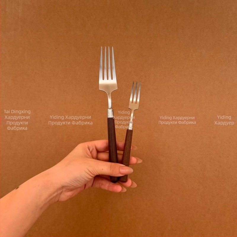 Комплект прибори за хранене от 304 неръждаема стомана с орехова дръжка: нож, вилка и лъжица, огледално полирани, ръчна изработка