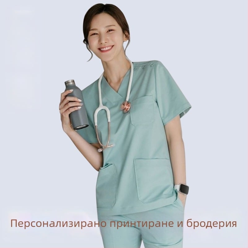 Дамски медицински работен костюм, две части: памук 95%+, къс ръкав риза и панталони, полуотворена яка, средна дължина