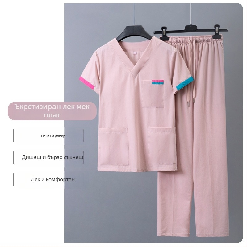 Унисекс комплект медицински облекла: горнище с къс ръкав и панталони, V-образно деколте; бързосъхнеща смес полиестер/памук (50–70% памук); подходящ за лято, пролет и есен.