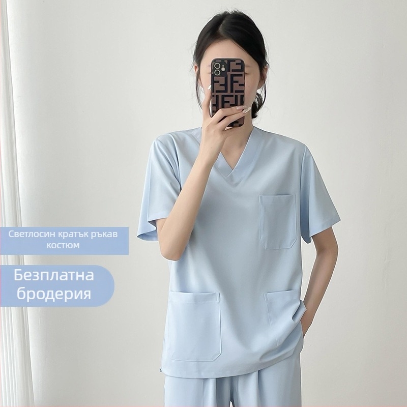 Унисекс комплект медицински облекла: горнище с къс ръкав и панталони, V-образно деколте; бързосъхнеща смес полиестер/памук (50–70% памук); подходящ за лято, пролет и есен.