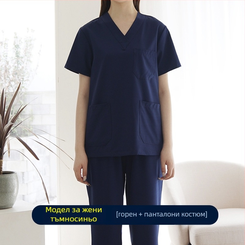 Унисекс комплект медицински облекла: горнище с къс ръкав и панталони, V-образно деколте; бързосъхнеща смес полиестер/памук (50–70% памук); подходящ за лято, пролет и есен.