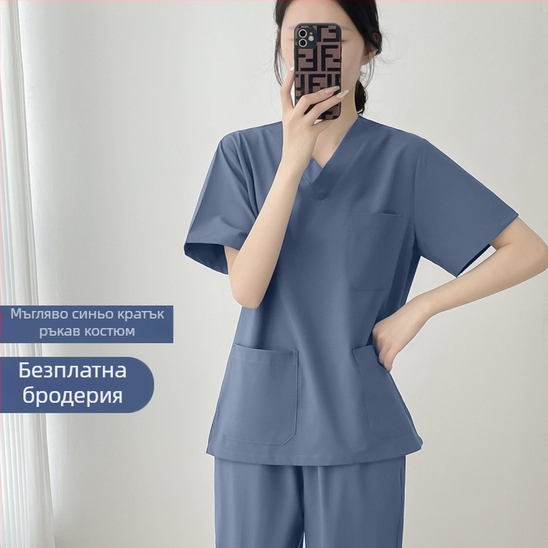 Унисекс комплект медицински облекла: горнище с къс ръкав и панталони, V-образно деколте; бързосъхнеща смес полиестер/памук (50–70% памук); подходящ за лято, пролет и есен.