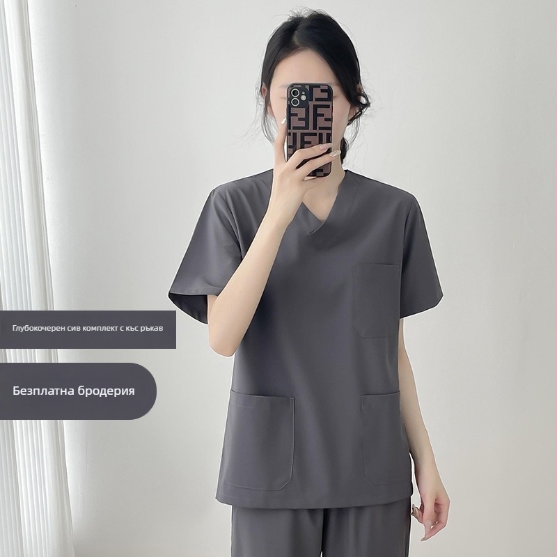 Унисекс комплект медицински облекла: горнище с къс ръкав и панталони, V-образно деколте; бързосъхнеща смес полиестер/памук (50–70% памук); подходящ за лято, пролет и есен.