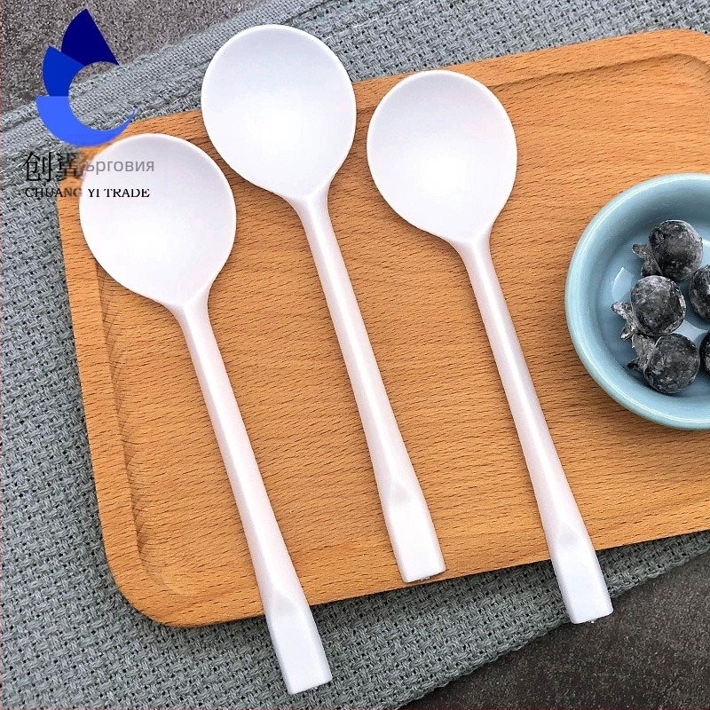 Еднократна пластмасова десертна лъжичка с дълга дръжка и дебела голяма кръгла глава, индивидуално опакована.