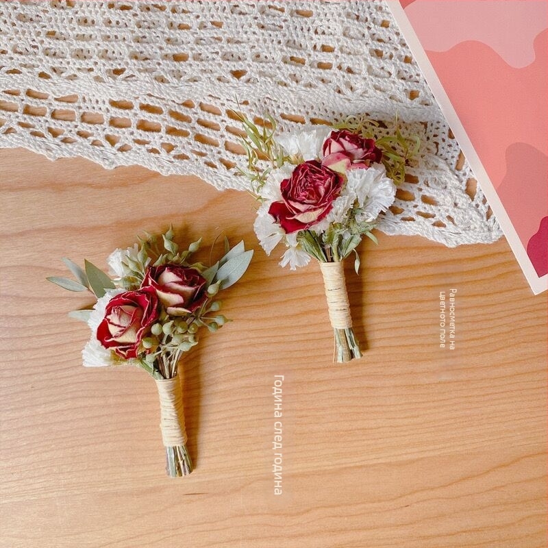 Корсаж с роза и изсушени листни жилки, марка 999 — аксесоар за булката и младоженеца на сватба