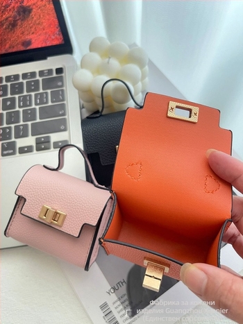 Мини чантичка за oкачване Nothing PU — супер лека, градска простота