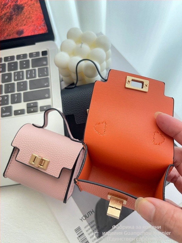 Мини чантичка за oкачване Nothing PU — супер лека, градска простота