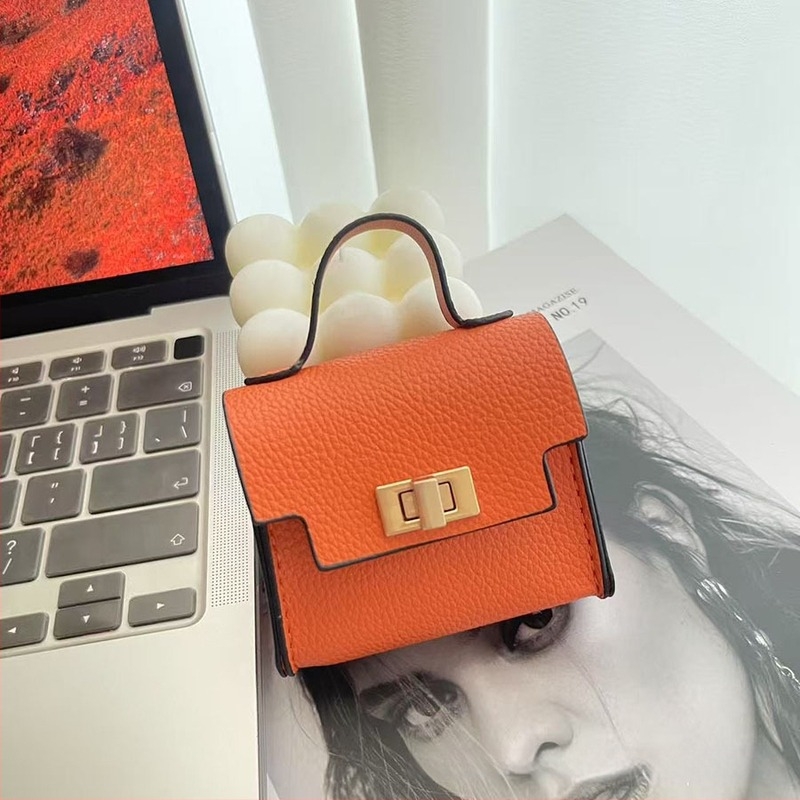 Мини чантичка за oкачване Nothing PU — супер лека, градска простота