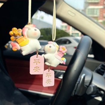 Украса за автомобил с мотив коня за 2026 г., карикатурен стил, PVC материал, вътрешно декориране за огледало за задно виждане