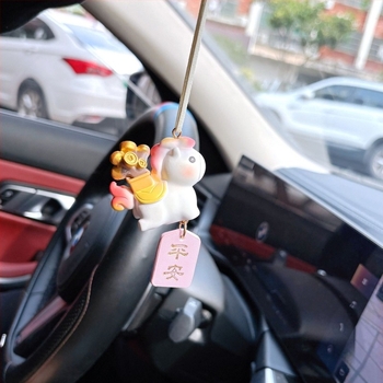 Украса за автомобил с мотив коня за 2026 г., карикатурен стил, PVC материал, вътрешно декориране за огледало за задно виждане