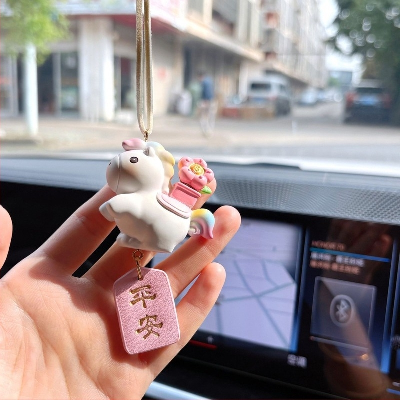 Украса за автомобил с мотив коня за 2026 г., карикатурен стил, PVC материал, вътрешно декориране за огледало за задно виждане