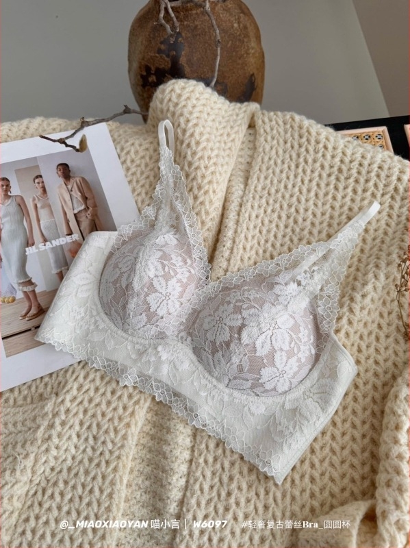 Бра с дантела, френски стил дълбок V, триъгълна чашка, безшевна, задни катарами с три реда