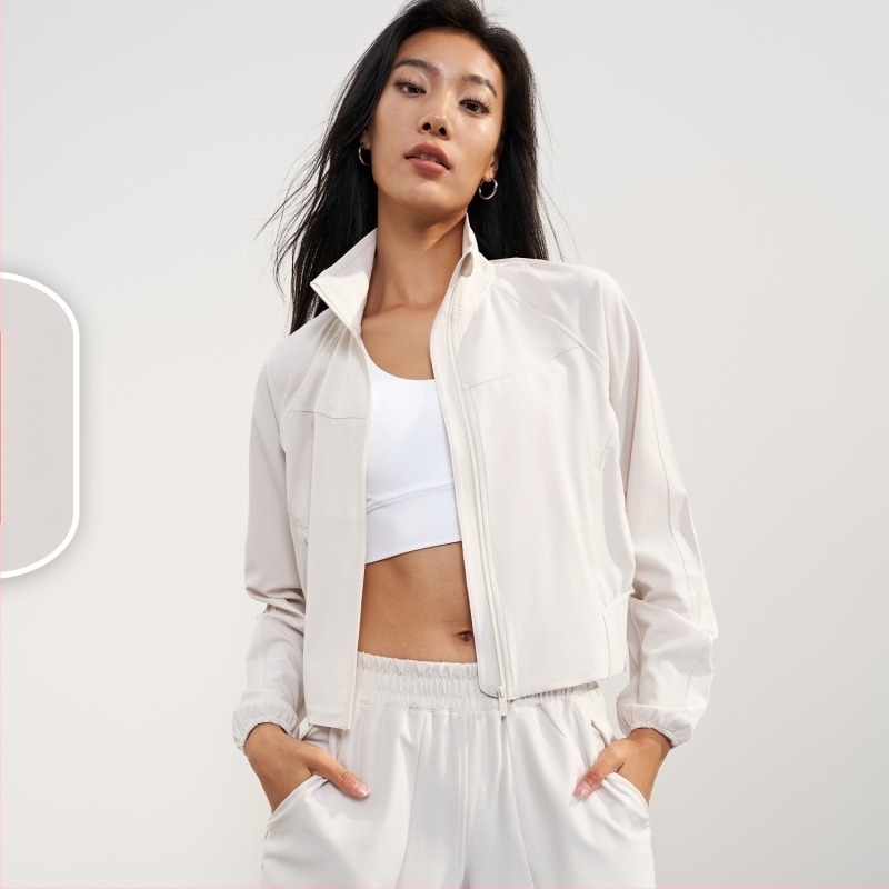 Слънцезащитно спортно яке за йога, тъкан плат, 91% полиестер и 9% еластан; дълги ръкави; свободна кройка; стойков яка и преден цип; дължина до ханша.