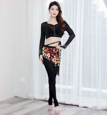 Комплект за ориенталски танц: хип шал с пискюли и пайети, талиев пояс и къса пола; основен материал – козя кожа 80%