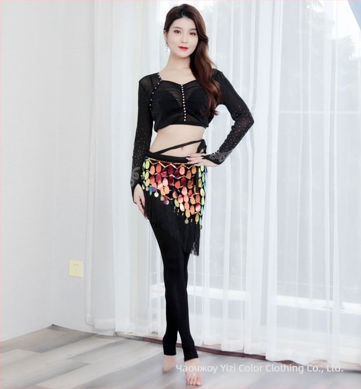 Комплект за ориенталски танц: хип шал с пискюли и пайети, талиев пояс и къса пола; основен материал – козя кожа 80%