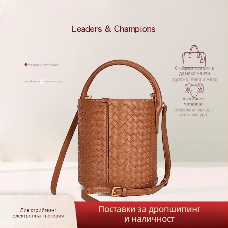 Чанта тип кофа от естествена агнешка кожа, подплата от агнешка кожа, затваряне с връзка, вътрешен джоб за телефон.
