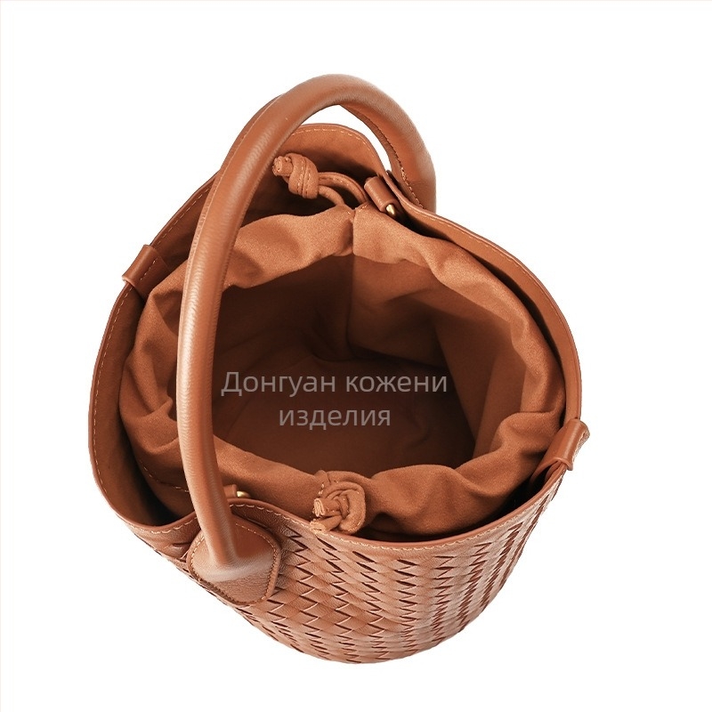 Чанта тип кофа от естествена агнешка кожа, подплата от агнешка кожа, затваряне с връзка, вътрешен джоб за телефон.