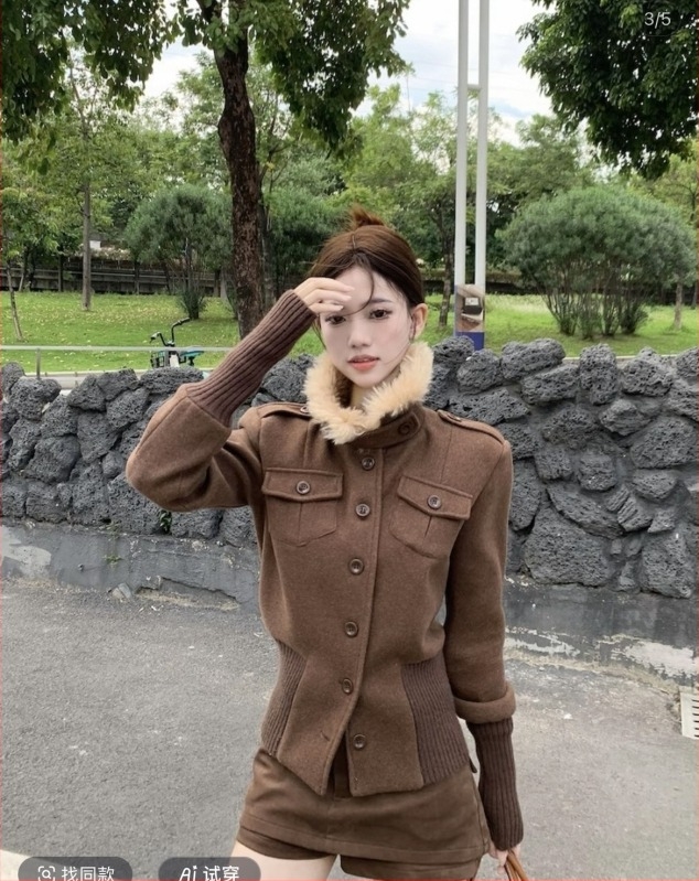 Дамско палто от полиестер с лацеподобна яка и изкуствен косъм, еднокопчано, дълги ръкави, колажни детайли, средна дължина, ретро стил.