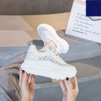 Женски спортни обувки с дебела подметка, предно връзване, PU+мрежеста горна част, кръгъл нос, инжекционно оформена подметка, височина на подметката 3–5 см