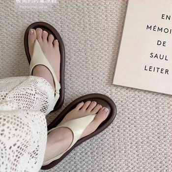 Дамски сандали с дебел подметник и една презрамка, горна част микрофибър, подметка гума, кръгъл нос, закопчаване с катарама, дебелина на подметката 3–5 cm