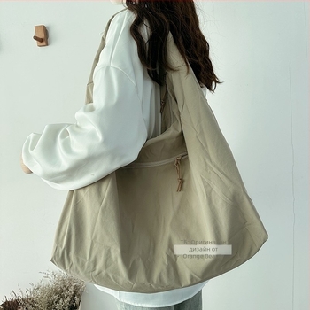 Найлонова Tote чанта за свободно време — мека конструкция, полиестерна подплата, вътрешен джоб с цип, една презрамка, корейски стил