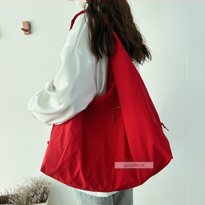 Найлонова Tote чанта за свободно време — мека конструкция, полиестерна подплата, вътрешен джоб с цип, една презрамка, корейски стил