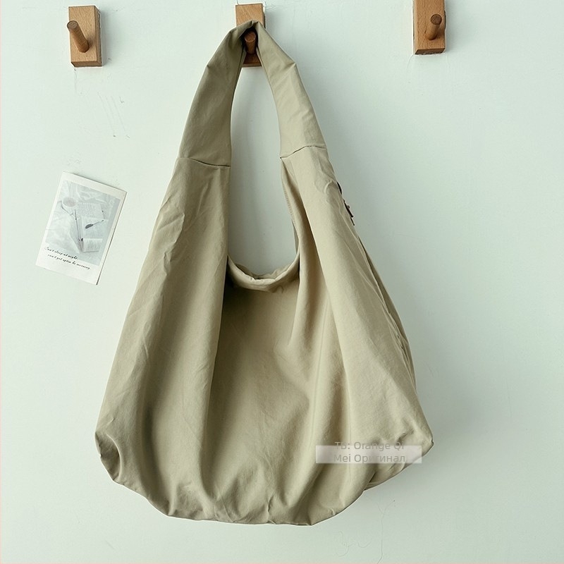 Найлонова Tote чанта за свободно време — мека конструкция, полиестерна подплата, вътрешен джоб с цип, една презрамка, корейски стил