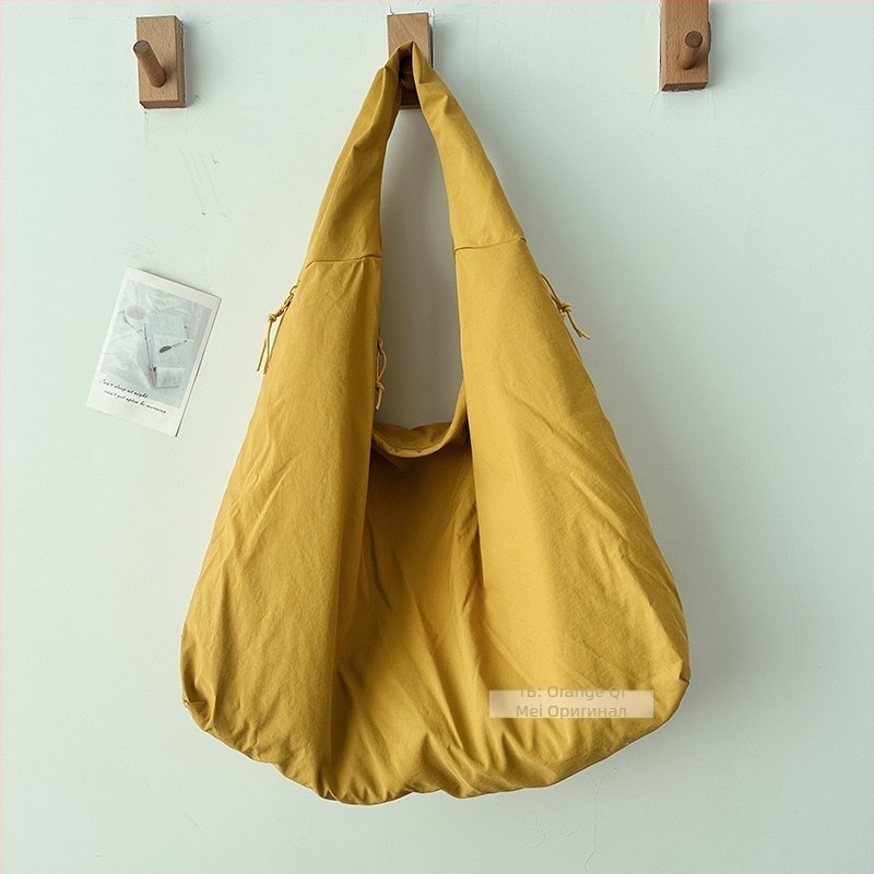 Найлонова Tote чанта за свободно време — мека конструкция, полиестерна подплата, вътрешен джоб с цип, една презрамка, корейски стил