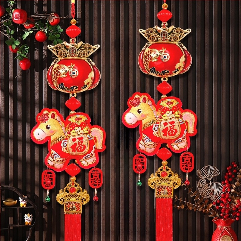 Висяща украса за Годината на коня с малки камбанки — плат, ръчно и машинно изпълнение, късметлив възел, опаковка OPP торба