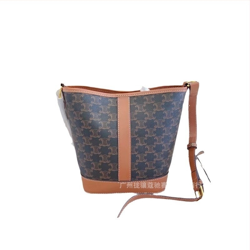 Дамска кожена бакет чанта с платнена облицовка, вътрешни джобове за телефон и лична карта, отворен връх