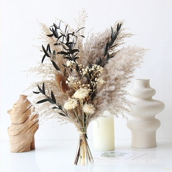 Букет сушени цветя с фините листа на тръстиковата растителност — смесица от сушени жилки на листа; опакован в прозрачен OPP пакет