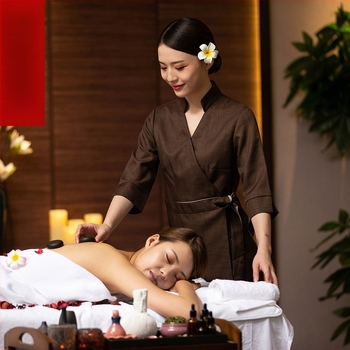 Униформа за женски персонал в козметичен салон – цялогодишна, влагоотвеждаща, смес от коноп с памук и лен; дълъг ръкав, яка лафел; костюм стил