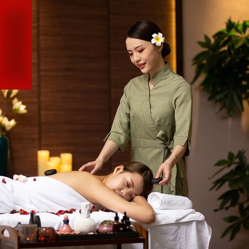 Униформа за женски персонал в козметичен салон – цялогодишна, влагоотвеждаща, смес от коноп с памук и лен; дълъг ръкав, яка лафел; костюм стил