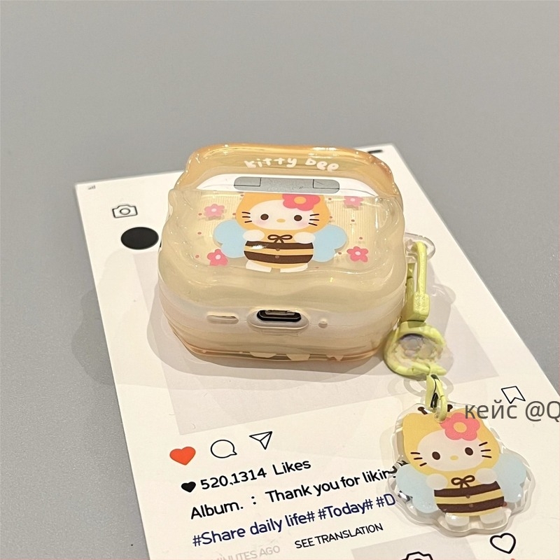 Защитен кейс за AirPods 4 с висулка Hello Kitty пчела — TPU, Карикатурен стил, цялостен дизайн, възможност за персонализация